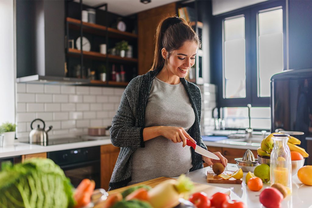 donna incinta in cucina