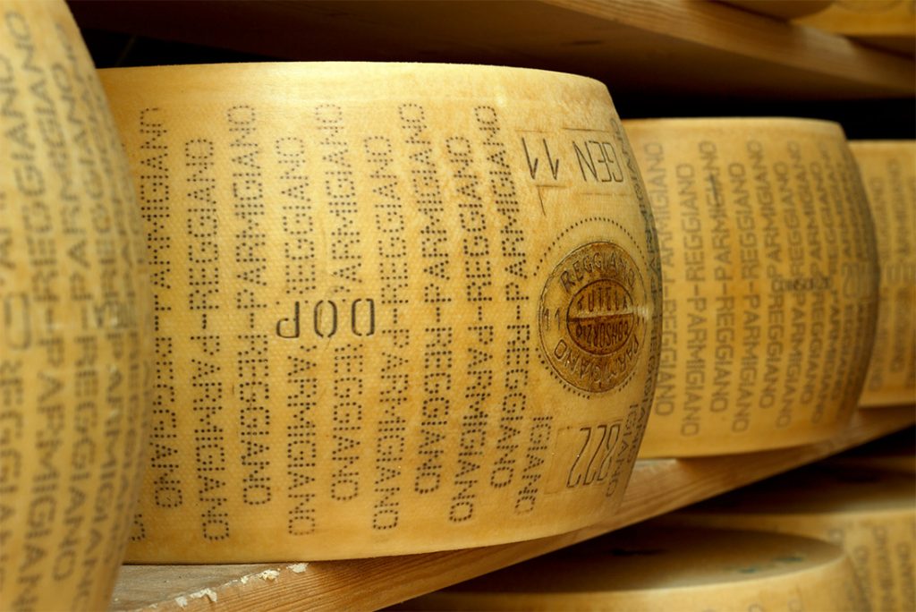 forme di parmigiano reggiano